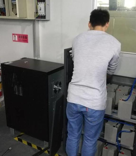 工作人員對UPS不間斷電源進(jìn)行維修 工作人員對UPS不間斷電源進(jìn)行維修